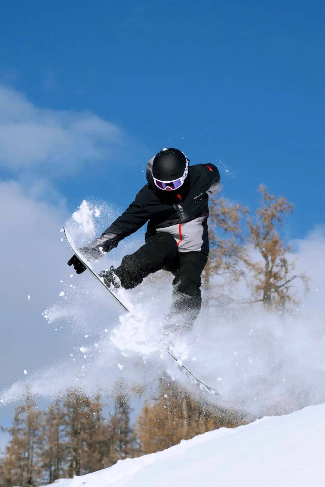 又一年雪季开板，安踏冠军打响雪服差异化突围战 