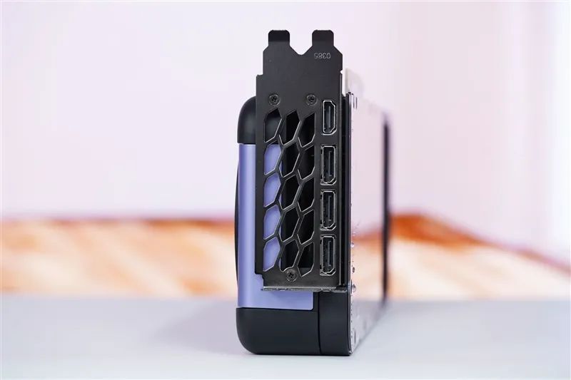 竟比公版强了6%！影驰RTX 5080星曜NOX OC评测：能自由更换上盖与背板