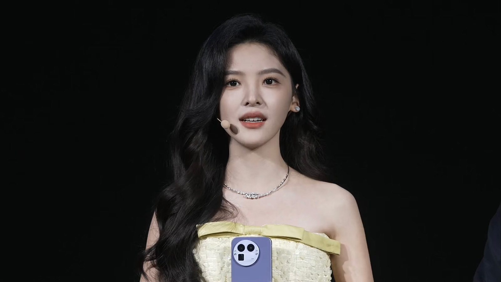 章若楠同款理光味街拍手机！真我GT8 Pro发布：变化大，又涨价