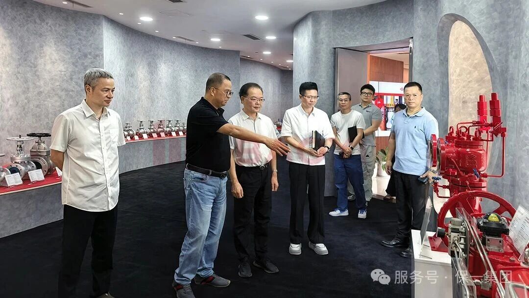 县人大常委会主任胡宝锋听取保一集团总经理张晓东的企业发展工作汇报