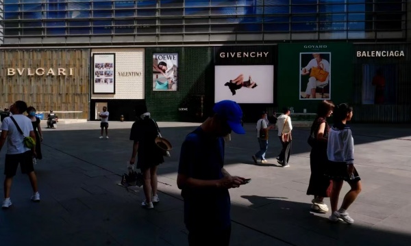 不是KOS错了，而是奢侈品忘了自己在卖什么