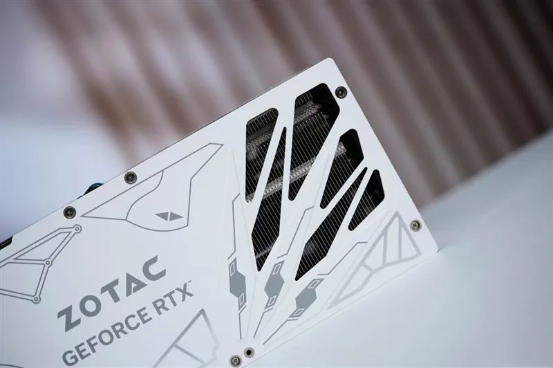 索泰RTX 5070 Ti天启显卡评测：启世之环再进化 豪华八热管旗舰级体验