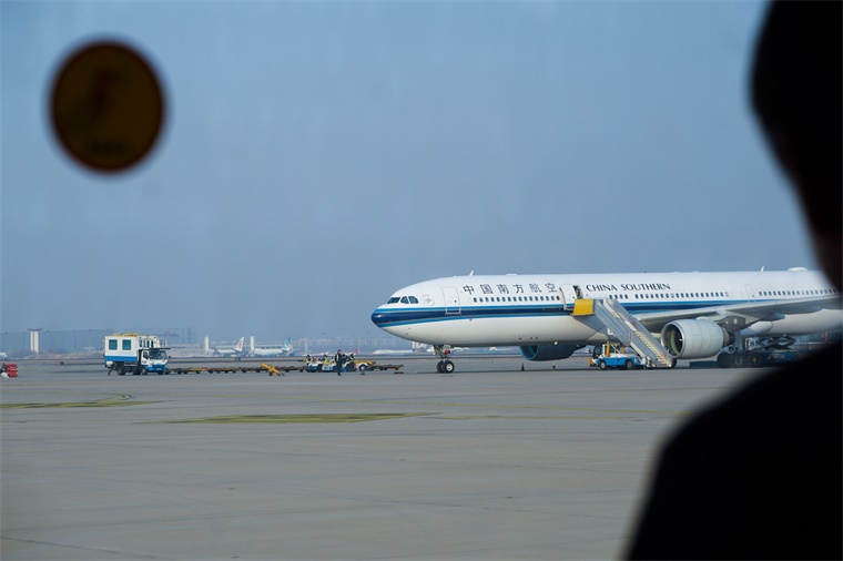 连放 9 天！“史上最长” 春节假期点燃出行热，机票搜索量飙 3 倍，专家：节中出游将大增【附在线旅游行业市场分析】