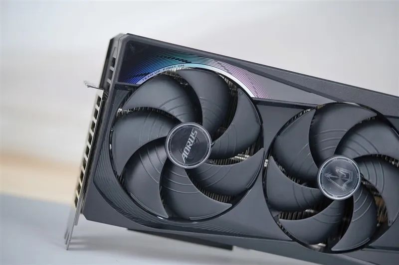 技嘉RTX 5080超级雕显卡评测：外挂风扇强化散热 四风扇烤机仅60度