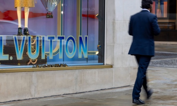 奢侈品牌逆势开店，但不是在中国市场