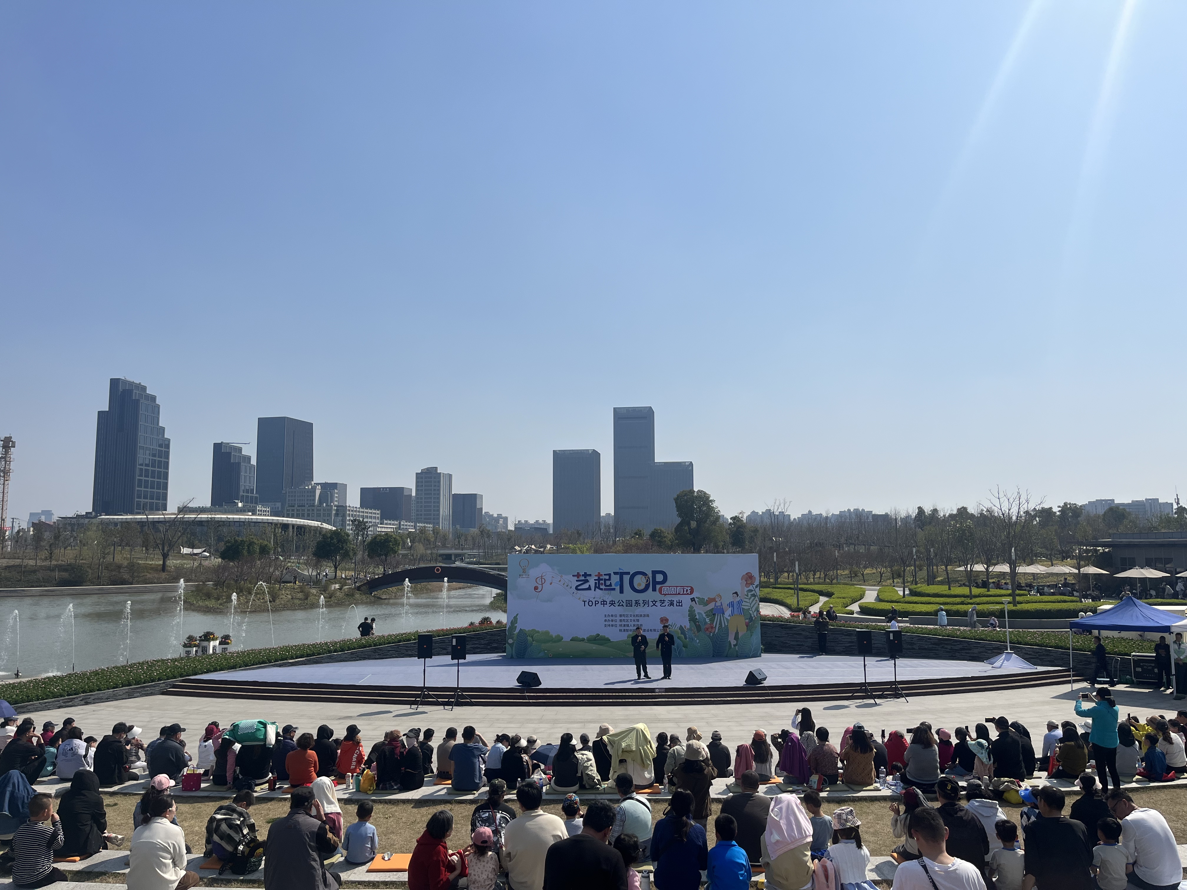 中央公园文艺演出.jpg