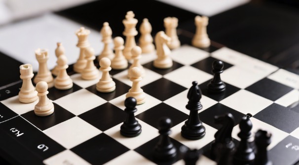 策略国际象棋棋盘对弈对峙.jpg