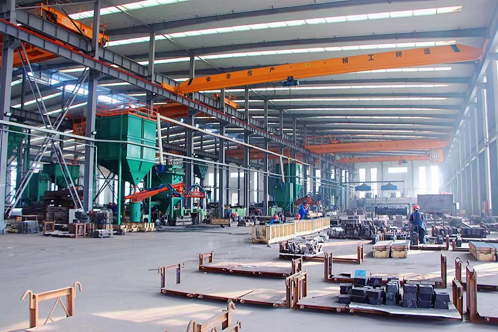 44万平方米,最大浇注单体铸件25吨,拥有树脂砂生产线1条,且配备各类